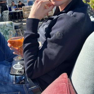 Moncler cardigan  - Moncler cardigan black label storlek L i riktigt fint skick. Bara att skriva vid frågor eller funderingar, byten kan oxå va intressant