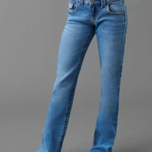 blå jeans från Gina Young (nyskick) - Jag säljer mina flare jeans från Gina Tricot ( Gina Young) i storleken 164. Dom är helt nya och är i nyskick. Jag har aldrig använt dom, bara testat dom. Säljer dom då ja tycker inte hur dom sitter på mig och dom är också lite för långa för mig.