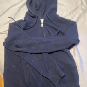 Kashmir/ merinoull hoodie  - Säljer min hoodien som är gjord av merino ull och Kashmir! Den e riktig snygg fast dock blivit för liten för mig. Jag köpte den för 699kr om jag minns rätt och säljer den nu för endast 450kr! Den är i storlek xs. Den är ifrån braid belt. 
