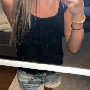 Linne - aldrig använt. Kolla noga p bilden för d e 2 lager volanger på den, en längst ner och en högre upp❣️