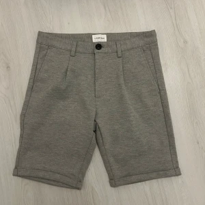 Lindbergh shorts  - Säljer dessa skitsnygga shorts. I perfekt skick då dem enbart använts vid ett tillfälle. Kände ej att dem passa in i min garderob/stil så tänker att nån annan kanske har mer glädje av dem!