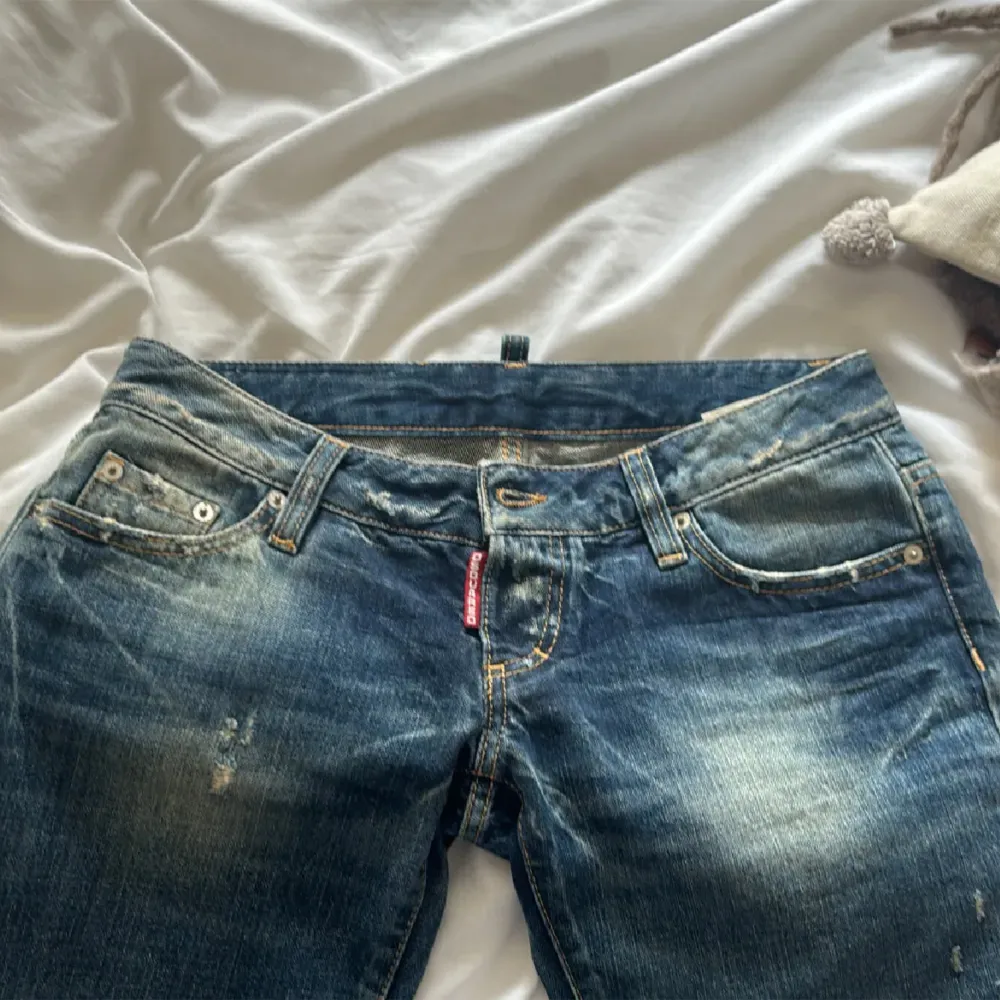 Säljer dessa Dsquare jeans jag köpte på plick men tyvärr passade dom inte mig. De är lågmidjade och bootcut. Jag skulle säga de att dem är i storlek 34. Kom privat för mer info. Ej mina bilder. Jeans & Byxor.