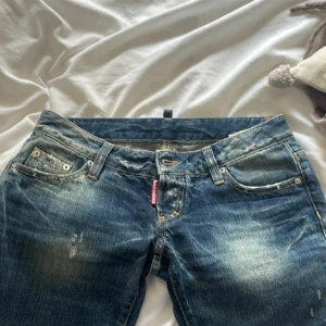 Blå jeans från Dsquared - Säljer dessa Dsquare jeans jag köpte på plick men tyvärr passade dom inte mig. De är lågmidjade och bootcut. Jag skulle säga de att dem är i storlek 34. Kom privat för mer info. Ej mina bilder