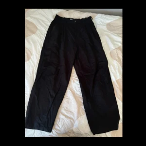 Polar Skate Co. Skate Byxor - Här är dessa utsökta Polar skate byxor, sällan använda och i utmärkt skick, nu på jakt efter en ny ägare. Oavsett om det är för dina skateturer eller vardagsbruk, har dessa byxor en stretchig spandex-midja för en perfekt passform! 108 längd, midja 42