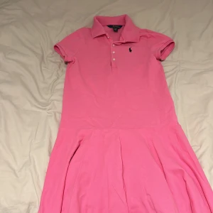 Ralph lauren klänning  - En jätte gullig Ralph lauren klänning. Nästan aldrig andvänd så ok fint skick💕Säljer för den är flöjten för mig💕