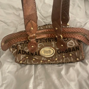 Väska (INTRESSEKOLL) - fin väska, hör av er om ni är interesserade 