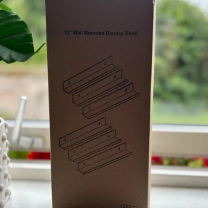 Wall display - Vägg hylla man kan ha till nagellack eller vinyler. 6 stycken ingår i packetet.