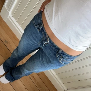 Lågmidjade jeans  - Lågmidjade vintage jeans från Crocker!❤️ super snygga och väldigt låga. De är lite långa för mig (jag är 165 cm) passar någon som är 165-168 cm typ. Storleken står i M men midjemåttet är 74cm runt midjan❤️ köpta för 600 (finns ej att köpa  längre) 