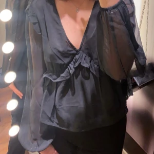 Blus - En jätte fin blus ifrån BikBok använd 3 gånger i storlek S 