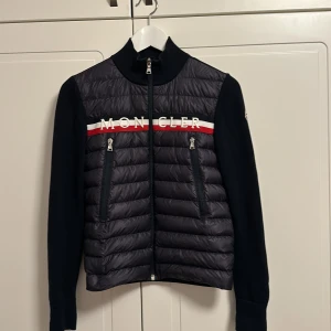 Moncler cardigan, 10/10 skick för ett bra pris! - ÄKTA moncler cardigan i storlek 14/154cm, mitt pris-2800, nypris 4000! Inga defekter 10/10 skick. Pris kan diskuteras. 