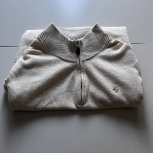 Morris Stickad Tröja - Tjena, säljer denna feta tröja då den inte riktigt används. Nypris på denna ligger på 1800kr. Säljer för att jag vill bli av med den.  Passar M och L. Pm för mer info.