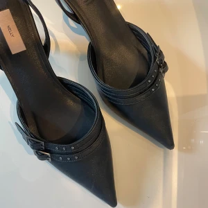 Svarta Kittenheels - Helt slutsålda kitten heels från Nelly. Storlek 38. Smått använda, men inga stora tecken förrutom smuts på undersidan. Nypris är 499kr 💞🩷6cm klack