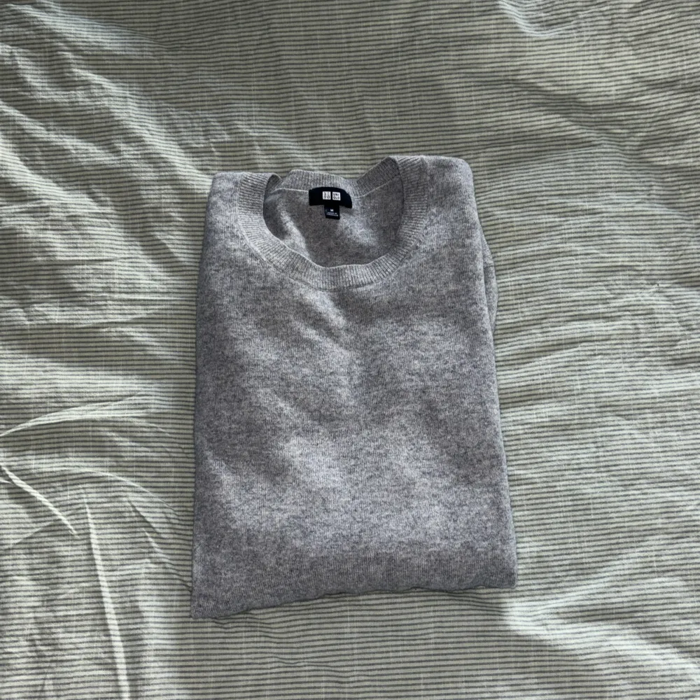 Ljusgrå 100% cashmere tröja från Uniqlo. Inköpspris: 1399kr. Tröjan är i gott skick och inga som helst deffecter. Skriv för fler frågor . Stickat.