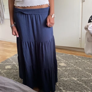 Blå lång kjol - Vacker blå lång kjol, underbart svalt tyg. Knappt använd. 