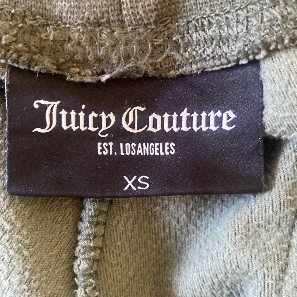 Juicy Couture byxor i storlek xs, haft dom ett tag men finns inga större tecken på användning.. Jeans & Byxor.