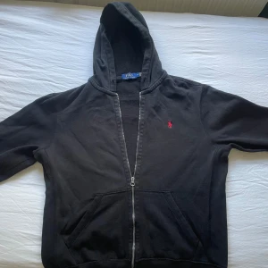Polo ralph lauren zip hoodie - Hyfsat bra skick, strl M, skön att ha till alla tillfällen. Pris plus frakt betalas av köparen