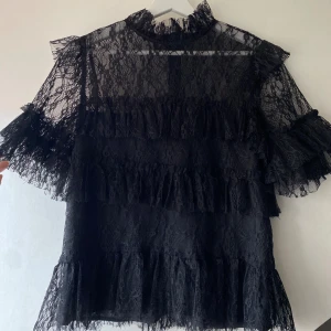 Malina blus - Säljer min fina fina by malina blus, använd ca 5 gånger och är i superbra skick🫶🏼nypriset är 1800