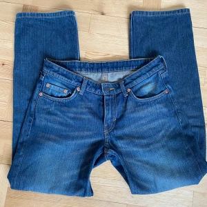 Straight jeans - Snygga, lågmidjade jeans från Weekday, säljs då de tyvärr har blivit för små för mig. Fint skick 🦋