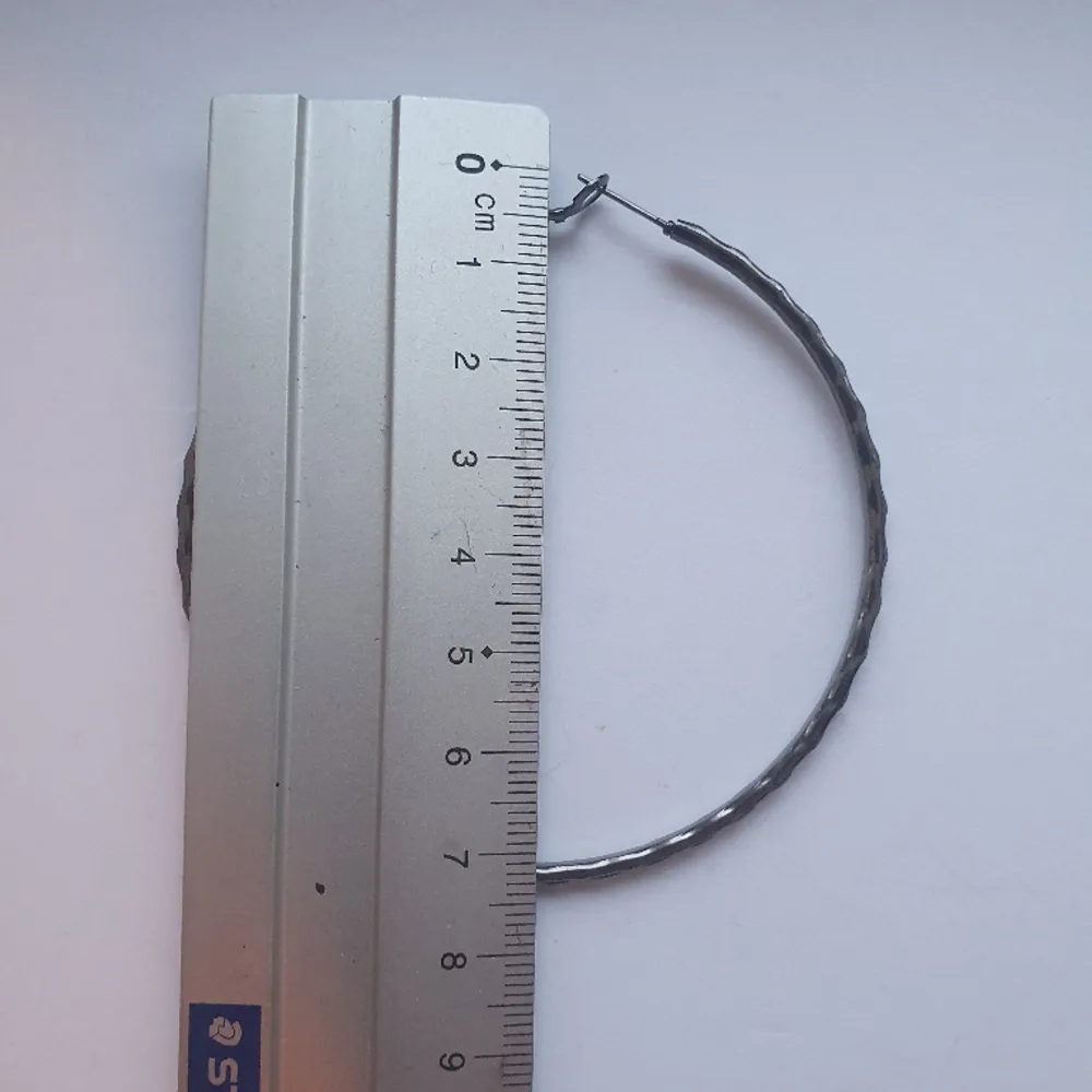 Svarta/mörksilvriga hoops aldrig använda :p, 7 cm i diameter . Accessoarer.