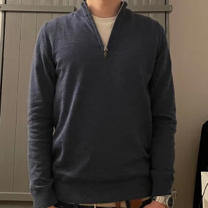 Stenströms halfzip - Halfzip ifrån kvalitetsmärket Stenströms. Skick 9/10. Nypris 1799kr - mitt pris 799kr. Frågor? Skriv!