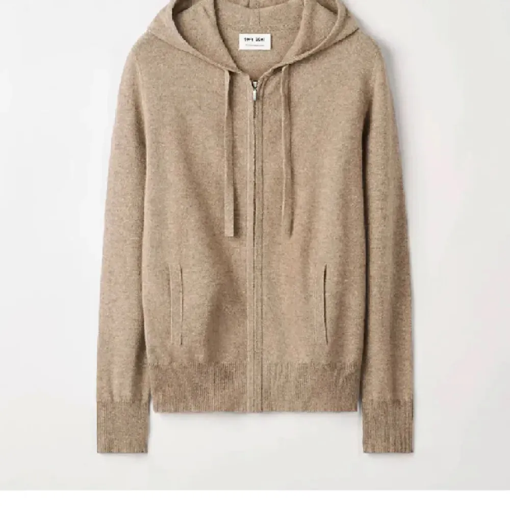 Beige soft goat zip up! Väl använd men sparsamt använd så i bra skick!🤎. Stickat.