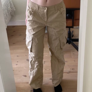cargo pants  - beiga lågmidjade cargo pants, knappt använda & gott skick 💗