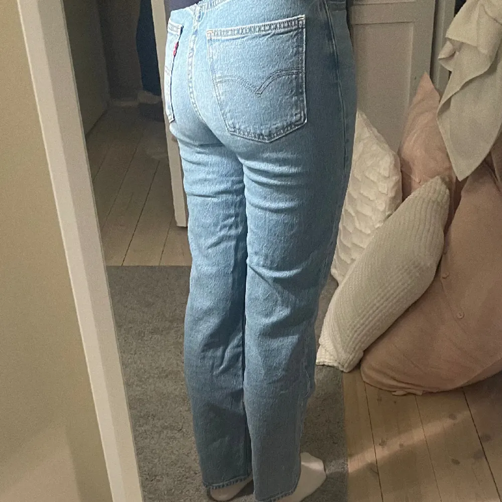 Jeans från Levis i modellen high slim straight. Nästan oanvända så i väldigt fint skick.. Jeans & Byxor.