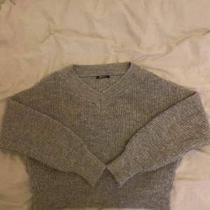 Säljer denna stickade tröjan från ginatrickot eftersom den inte har kommit till användning💗köparen står för frakten!