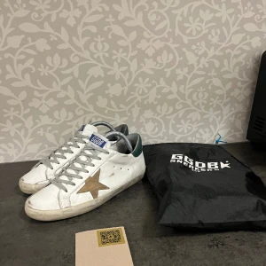 Golden goose skor - Säljer dessa ovanliga samt extremt eftertraktade golden goose skorna  Skicket är 8.5/10  Storlek är 41 men större  Og dustbag samt tag  Obs slitaget på skorna är en del av modellen  Självklart är Vafan äkta  Fraktar bara med postnord   