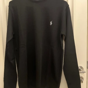 Polo Ralph Lauren tröja Svart - Helt oanvänd polo ralph lauren tröja i svart med gråvit logga. Storlek M men passar S Kan mötas upp i karlstad