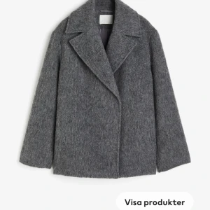 Kappa från hm - Slutsåld populär kappa från hm köpt mindre än en månad ❤️Köpte för 700kr i butik säljer för 400kr men pris kan diskuteras använd bara 2-3 gånger och fick en ny så säljer ❤️Storlek S men skulle säga mer Overzied Xs