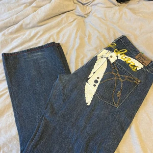 Y2K jeans - Säljer ett par feta jeans köpta från en second hand i spanien. Inga hål eller fläckar🙌