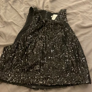 Linne - Glittrig paljettlinne från H&M❤️ Prislappen kvar och dragkedja i ryggen❤️ Kan inte ta bilder på då den är för liten