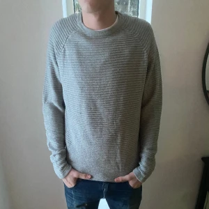 Jack&Jones tröja  - Snygg tröja från jack & Jones i fint skick 7/10, storlek L, ny pris 449kr, hör av er vid eventuella frågor😄