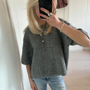 Stickad Tshirt i alpackaull  - Så sjukt fin och populär stickad tshirt i alpackaull från Lindex som är sparsamt använd, den är i storlek L men har krympt lite i tvätten så skulle säga att den sitter som en M men sitter snyggt oversized på mig som normalt har xs/s