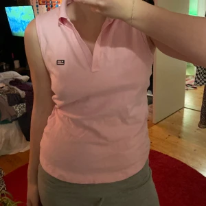 Rosa kortärmad topp - Så söt rosa piké tröja utan armar💞 bra skick och kvalitet! Passar perfekt snart till våren ju☺️ meddela vid funderingar✨