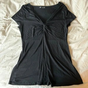 Topp - Svart off shoulder topp med knytning i mitten. 