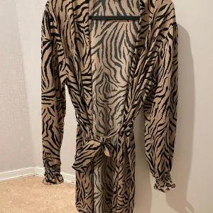 Cardigan nyskick  - Använd nån gång 