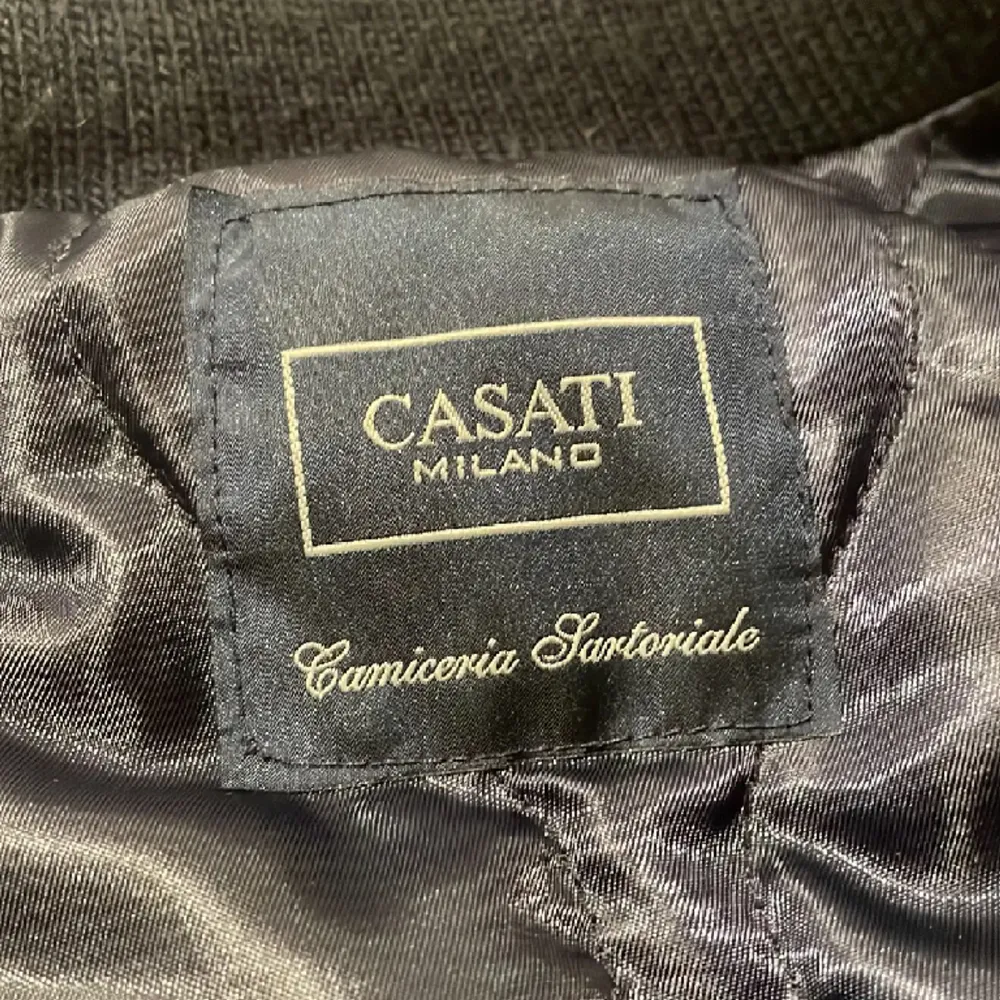 Säljer denna sjukt snygga och stilrena västen från italienska märket Casati Milano! Köptes i Italien för ca 119 € Skick 10/10 knappt använd  Storlek S. Jackor.