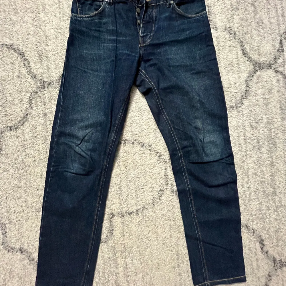 Lindeberg jeans i storlek 30/32. Dessa jeans förenar lekfullhet med tidlös sofistikering🌟, skapade för att omfamna din personliga stil med glädje och pondus☄️.klä dig i premiumkvalitet och samtidigt stråla självsäkerhet och professionalitet.❄️ . Jeans & Byxor.