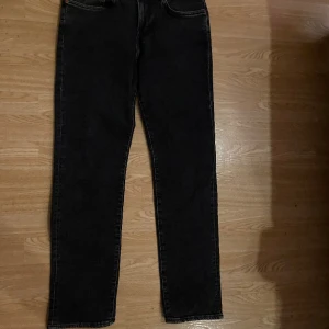 Jeans - säljer ett par svart/gråa jeans från HM då dem inte kommer till användning. Köpte dem för 3år sedan men köpte ett par nya 1vecka senare så dem kom aldrig till användning.