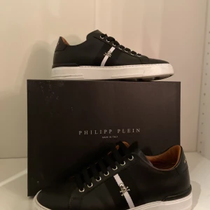 Philipp plein skor - Äkta philipp plein skor köpta från Schweiz. Nypris cirka 12000 och säljer för 3399. Pris kan disskuteras vid smidig affär. Använd väldigt få gånger och är som nya. Om du är intresserad av att köpa eller byta så är det bara att kontakta på DM