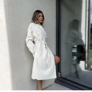 beige kappa  - beige kappa från bianca kollektion med nelly, använd fåtal gånger 