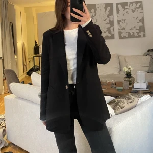 Svart kavaj - Svart kavaj med bruna knappar