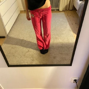 coola mjukisbyxor  - Jätte coola rosa lågmidjade mjukisbyxor, liknande y2k stilen 