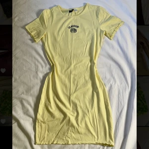 En somrig klänning✨ - En jättegullig sommar klänning som formar sig efter kroppen!✨ Knappt använd🌱 Köpt från secondhand💚