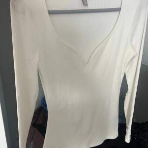 Superfin vit v-ringad tröja från hm, väldigt sparaamt använd💕💕😇