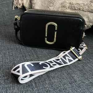 Snapshot Marc jacobs  - Populär väska använd enstaka gånger. Fortfarande i fint skick! Lång axelrem medföljer.   Köpt utomlands.