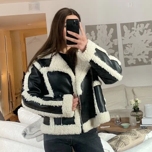 Skinnjacka med fuskpäls - Jättefin jacka i skinnimitation & fuskpäls detaljer. Hela insidan är i samma mjuka material. Tyvärr har dragkedjan gått sönder på två ställen (se sista bilden) så den går inte att stänga. Utöver defekten på dragkedjan är den i superfint skick