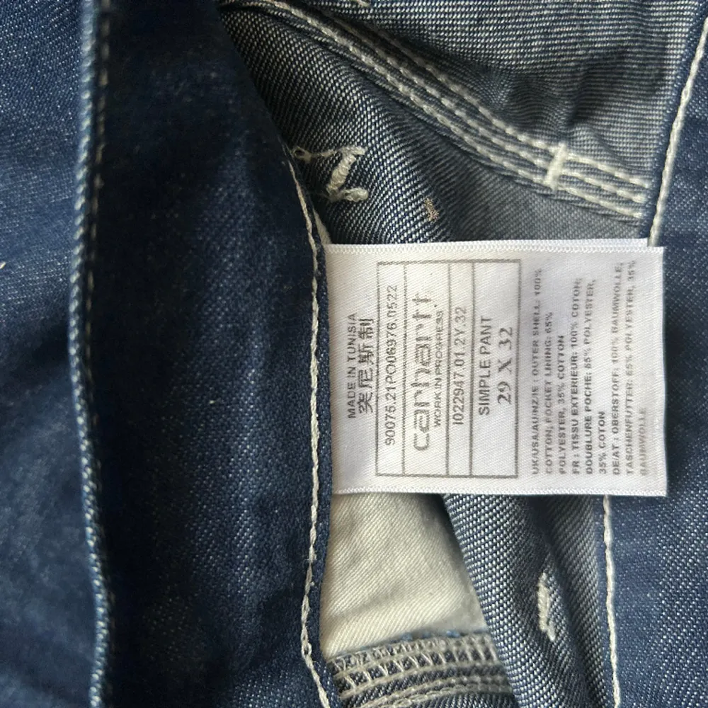 Carhartt Simple Pants Denim   Använda fåtalet gånger - mycket bra skick!  Unisex modell - passar mig som är 180cm lång. . Jeans & Byxor.